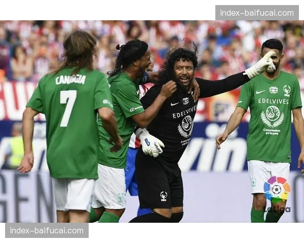 趣味花絮：门将大脚开球击中空中飞过的无人机，比赛因此暂停片刻