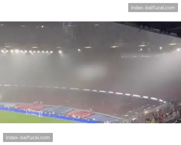 巴萨球迷组织在球场外悬挂巨幅TIFO,欢迎球队晋级 巴萨球迷组织在球场外悬挂巨幅TIFO,欢迎球队晋级