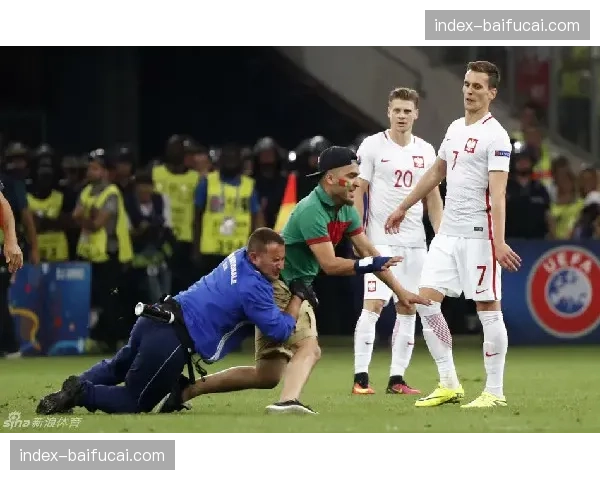 因球迷冲突,马赛对阵朗斯比赛中断十五分钟 因球迷冲突,马赛对阵朗斯比赛中断十五分钟