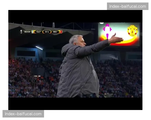 镜头之外:38岁老将阿什利·杨在训练结束后主动加练定位球 镜头之外:38岁老将阿什利·杨在训练结束后主动加练定位球