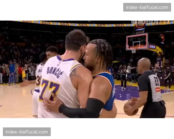 终场哨响，41岁詹姆斯创纪录后与队友拥抱庆祝